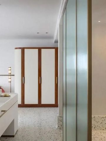 Luxuriöses Badezimmer mit moderner Einrichtung und Terrazzo-Boden