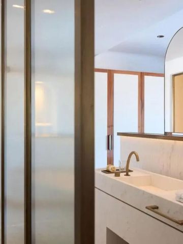 Modernes Badezimmer mit stilvollem Waschtisch und Spiegel