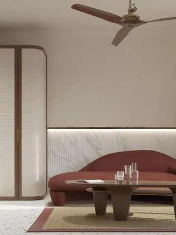 Eleganter Wohnbereich mit Designer-Möbeln und Deckenventilator