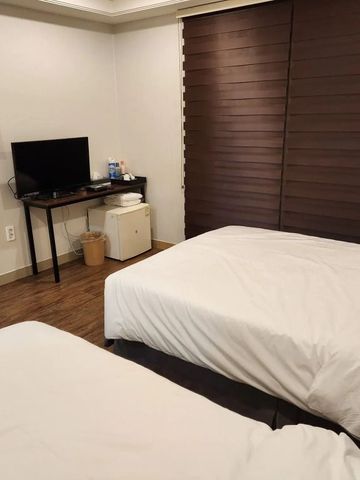 Hotelzimmer mit zwei Einzelbetten und Ausstattung