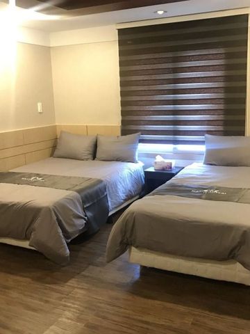 Hotelzimmer mit zwei Einzelbetten und verdunkelndem Rollo