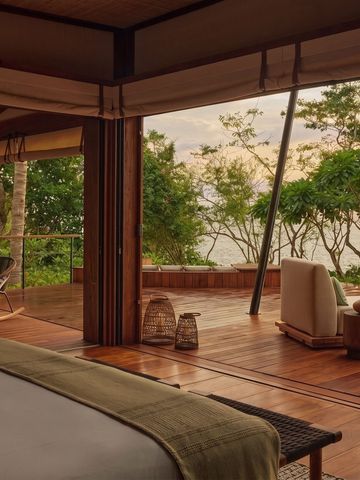 Offenes Zimmerdesign mit Blick auf die Natur und das Meer.