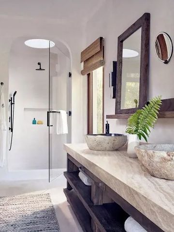 Modernes Badezimmer mit stilvollen Waschbecken und offener Dusche.