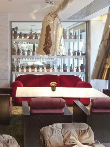 Chic und gemütlich eingerichtete Lounge mit roten Sofas