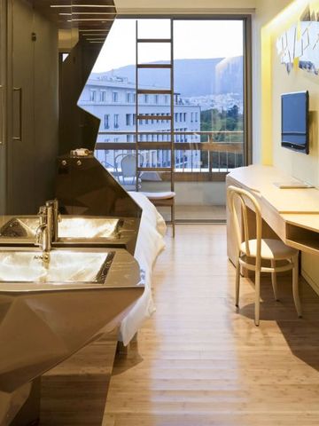 Designer-Zimmer mit einzigartigem Waschbecken und Blick auf die Stadt