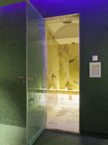 Luxuriöses Dampfbad mit elegantem Design und gedämpfter Beleuchtung.