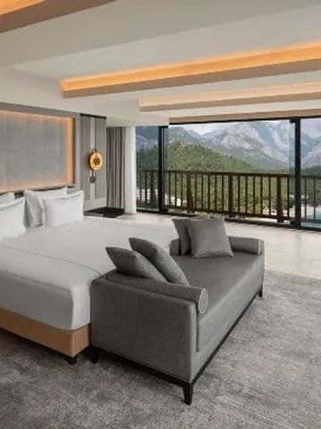 Luxuriöses Hotelzimmer mit großem Bett und Panoramafenstern