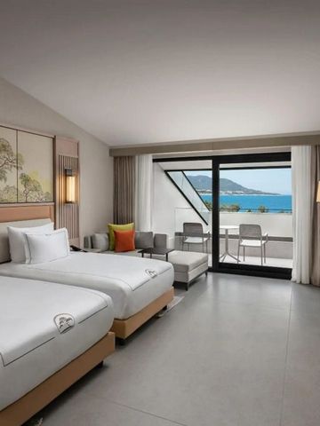 Hotelzimmer mit zwei Betten und Balkon mit Meerblick