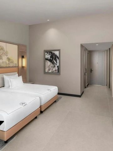 Modernes Hotelzimmer mit zwei Einzelbetten und eleganter Wandkunst