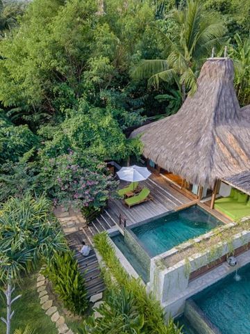 Luftaufnahme einer Villa mit privatem Pool in tropischer Umgebung