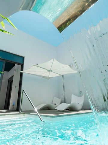 Private Spa-Terrasse mit Wasserfall und modernen Liegen