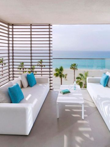 Moderne Terrasse mit Blick auf das Meer und bequemen Sofas