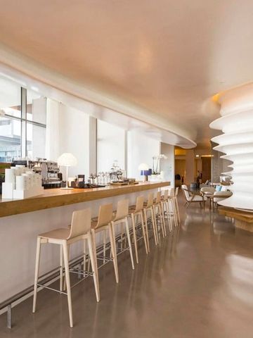 Moderne Bar mit hohen Stühlen und stilvoller Architektur