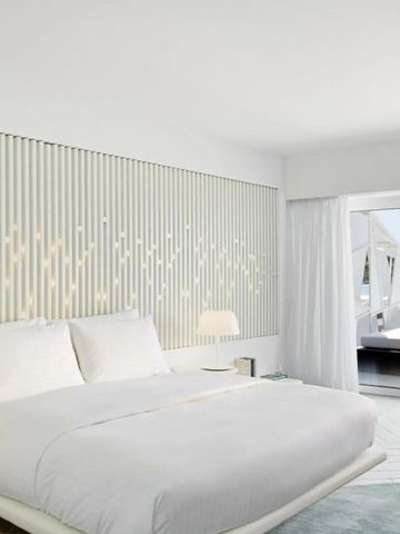 Hotelzimmer mit großem Bett und direktem Zugang zu einer Terrasse