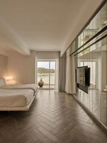 Geräumiges Schlafzimmer mit moderner Einrichtung und Blick aufs Wasser