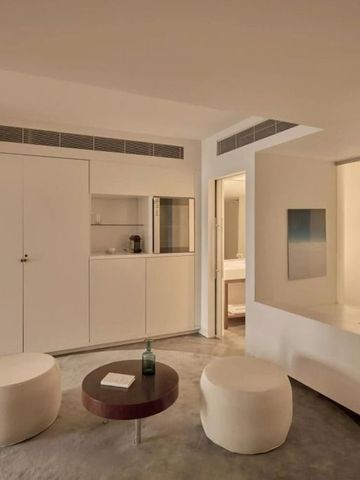 Elegantes Wohnzimmer mit minimalistischer Dekoration und moderner Ausstattung