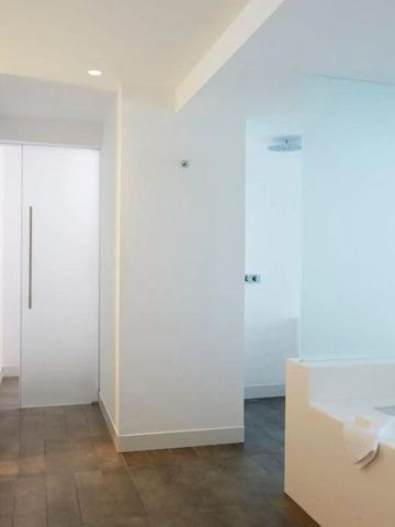 Modernes Badezimmer mit eleganter Badewanne und heller Beleuchtung