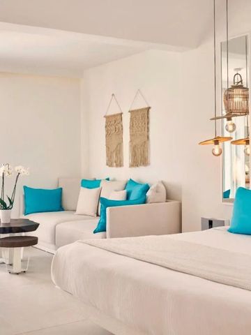 Helles und einladendes Hotelzimmer mit türkisfarbenen Akzenten und modernen Möbeln
