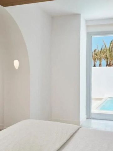 Moderner, lichtdurchfluteter Raum mit Zugang zu einem privaten Pool im Freien