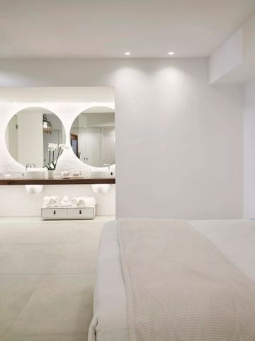 Luxuriöses Hotelzimmer mit elegantem Waschbereich und stilvollen Designelementen