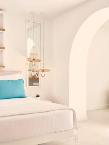 Helles, elegantes Hotelzimmer mit blauen Akzenten und stilvollen Details