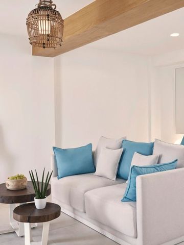 Stilvolle Hoteleinrichtung mit gemütlichem Sofa und eleganten Holzelementen