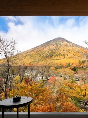 Atemberaubender Blick auf einen Berg im Herbst mit buntem Laub