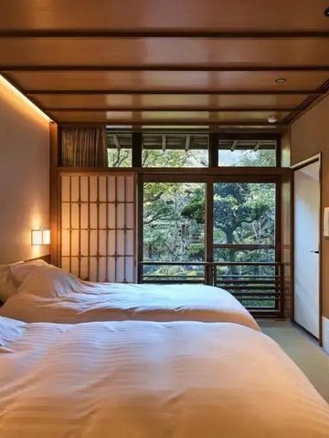Traditionelles Zimmer mit Tatamimatten und großen Fenstern mit Blick auf den Garten