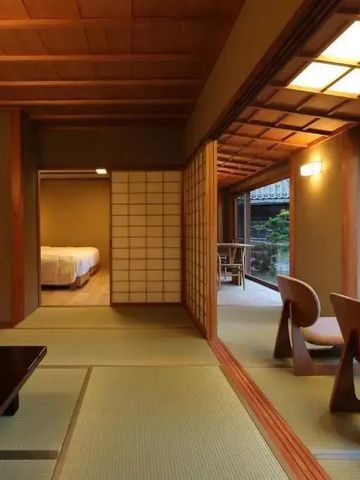 Geräumiger japanischer Raum mit Tatamimatten und traditioneller Einrichtung