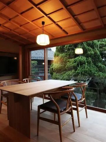 Essbereich in traditionellem Design mit Ausblick auf den gepflegten Garten