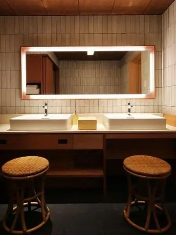 Modernes Badezimmer mit Doppelwaschbecken und stilvoller Beleuchtung.