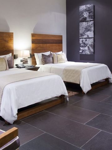 Modernes Doppelzimmer mit zwei großen Betten und stilvollem Interieur