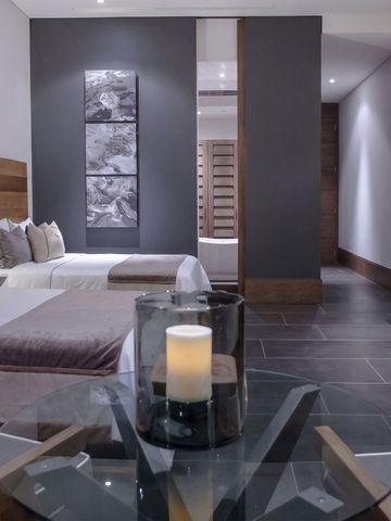 Großzügiges Hotelzimmer mit gemütlicher Sitzecke und Dekokerzen