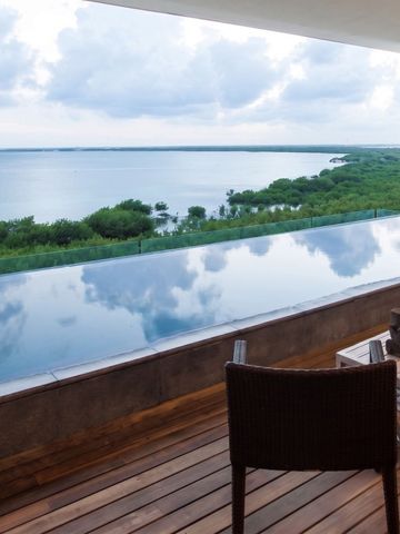 Infinity Pool mit Meerblick und grüner Landschaft