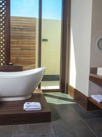 Modernes Badezimmer mit freistehender Badewanne und Holzelementen