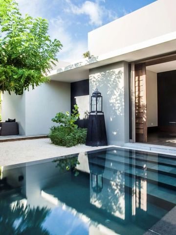 Private Villa mit Tauchbecken und moderner Architektur umgeben von Grün