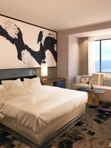 Komfortables Hotelzimmer mit Kingsize-Bett und Panoramafenster