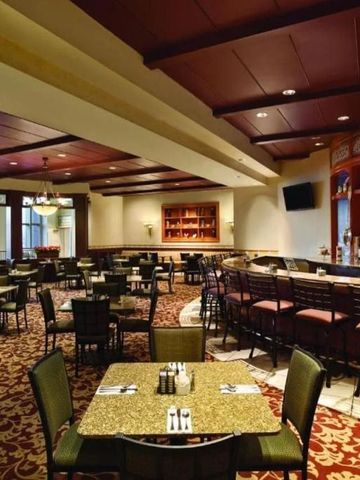 Elegantes Hotelrestaurant mit warmem Ambiente und gedeckten Tischen.