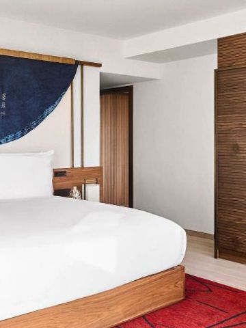Gemütliches Hotelzimmer mit einzigartiger Wanddekoration und Holzelementen