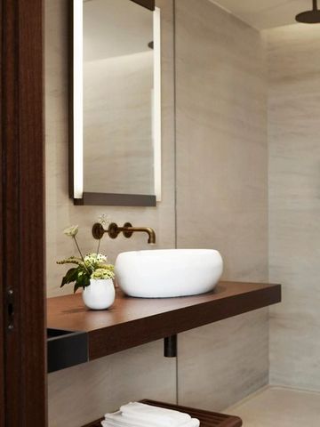 Modernes Badezimmer mit luxuriöser Ausstattung und puristischem Design