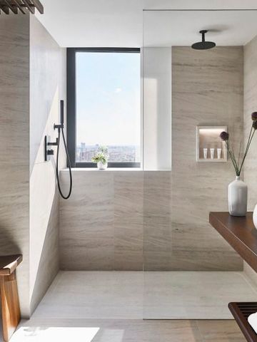 Moderne, helle Badezimmerdusche mit Holzakzenten und Aussicht.