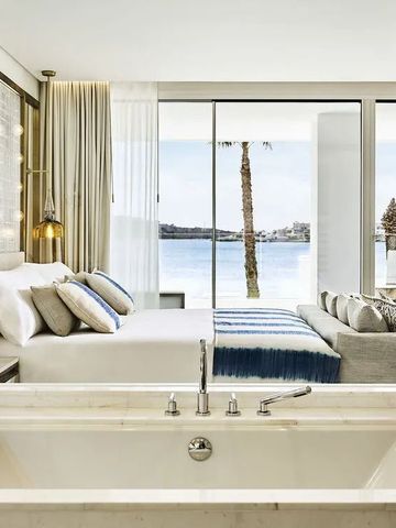 Helles Zimmer mit Badewanne und Meerblick im Nobu Hotel Ibiza Bay