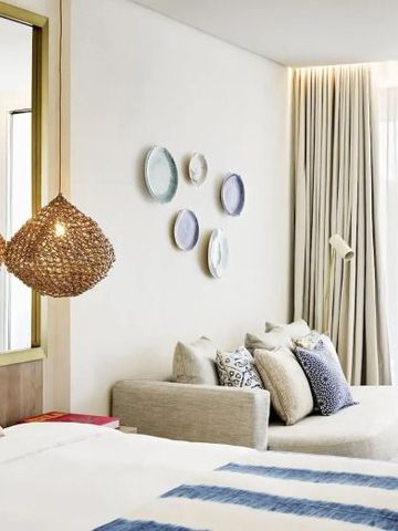Stilvolles Zimmer mit Sitzbereich und Dekoration im Nobu Hotel Ibiza Bay