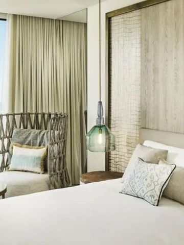 Modernes Zimmer mit großem Fenster und Ausblick aufs Meer.