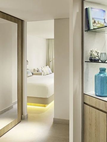 Flur eines Hotelzimmers mit dekorativen Elementen und moderner Einrichtung.