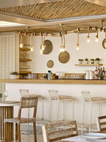 Barbereich im Restaurant mit hölzernen Dekorelementen