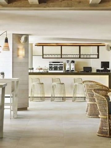 Moderne Hotelbar mit Sitzbereich und hängenden Lampen