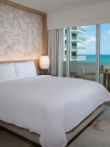 Luxuriöses Hotelzimmer mit Meerblick und Balkon in Miami Beach