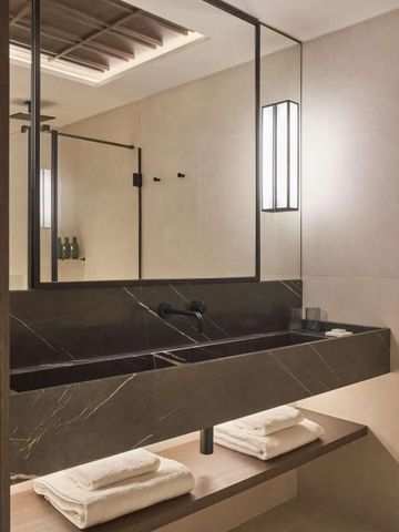Elegante Waschbecken im Badezimmer mit modernem Interieur