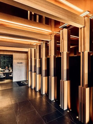 Stilvoll beleuchteter Flurbereich des Hotels mit Holzverkleidung